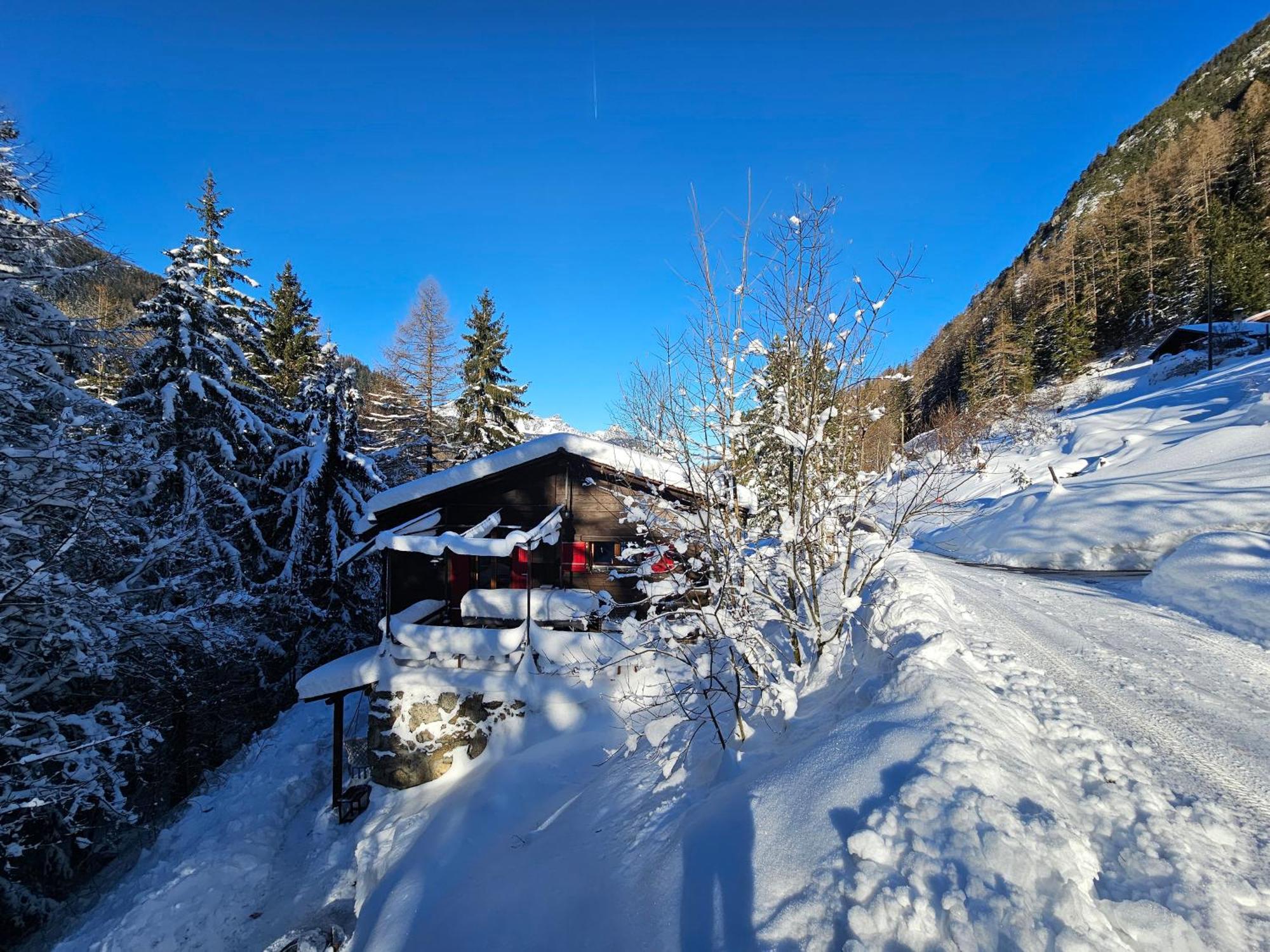 Petit Chalet Rustique Et Bucolique Bovernier Exterior photo